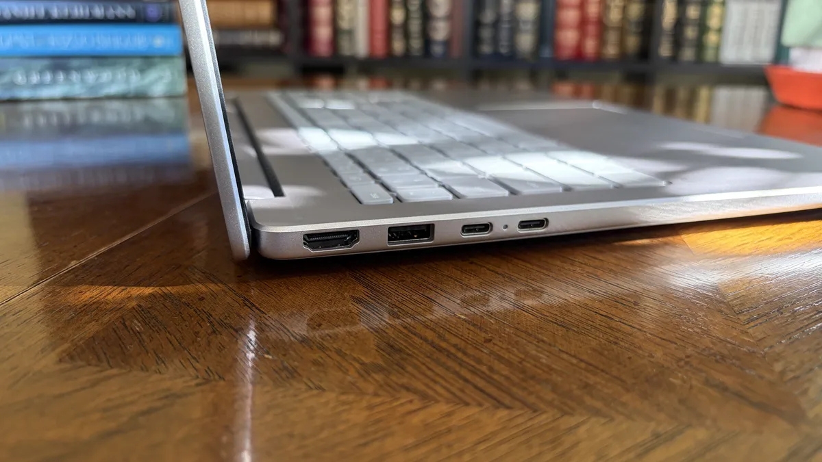Đánh giá HP OmniBook 3 16 với hệ thống cổng kết nối đa dạng gồm USB-C, USB-A và HDMI 2.1