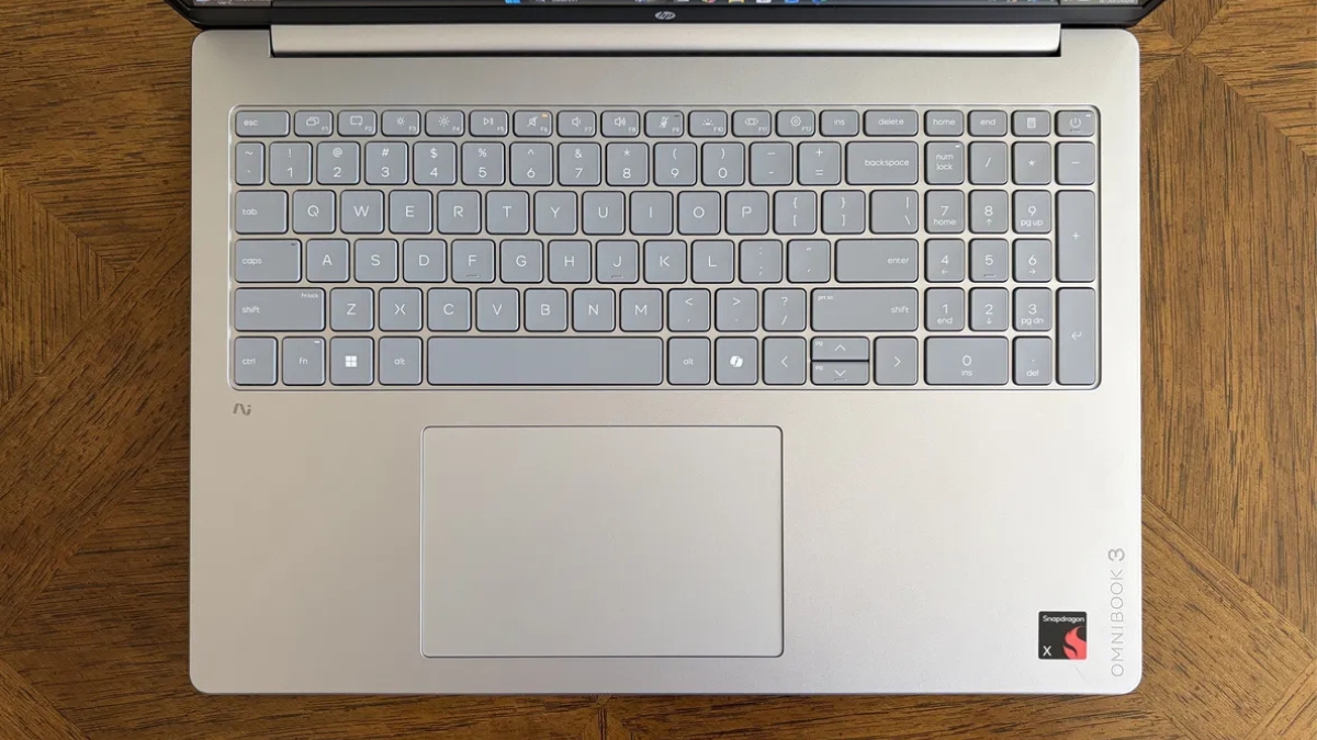 Đánh giá HP OmniBook 3 16 với bàn phím full-size tích hợp cụm phím số và touchpad kích thước lớn