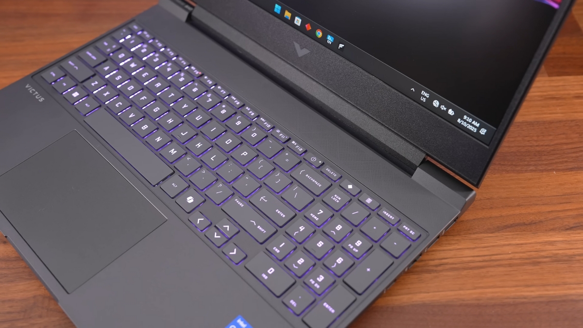 Đánh giá HP Victus 15 RTX 5050 – bàn phím full-size và touchpad phản hồi ổn định.