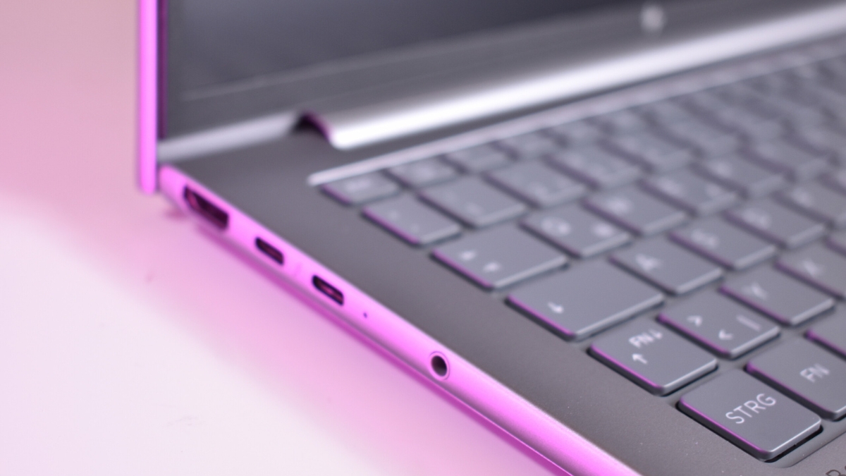 Đánh giá HP ZBook 8 G2a 14 với cổng HDMI, Thunderbolt 4 và Smartcard ở cạnh trái