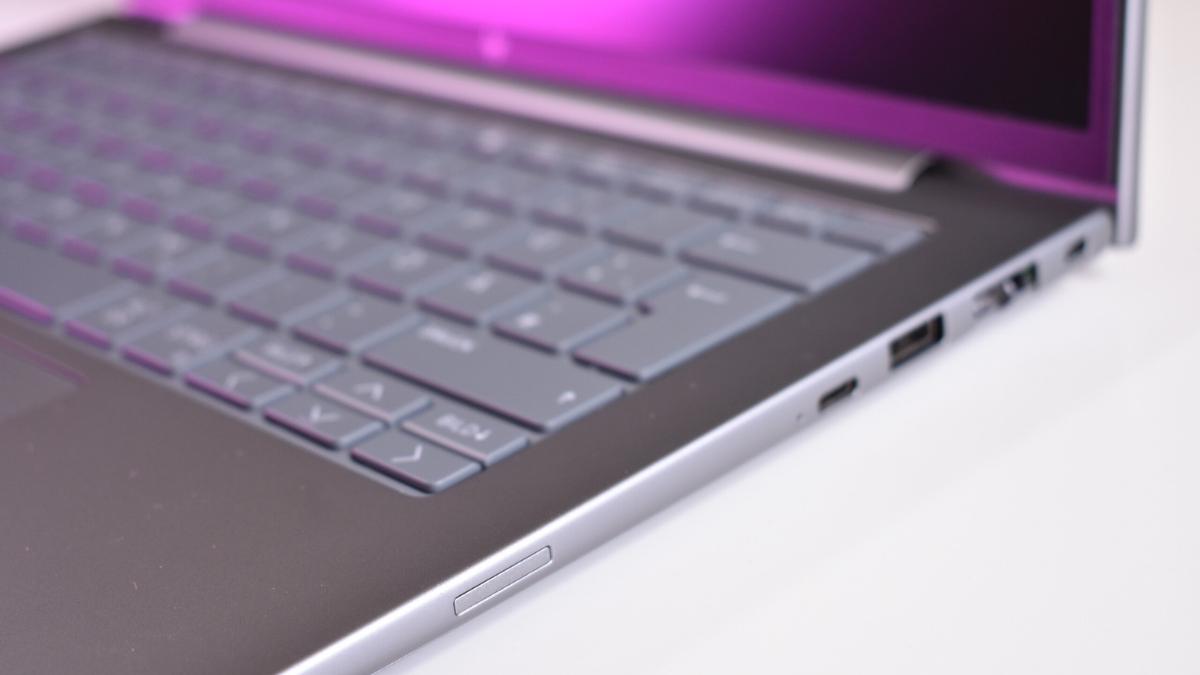 Đánh giá HP ZBook 8 G2a 14 với USB-C, USB-A và cổng RJ45 ở cạnh phải