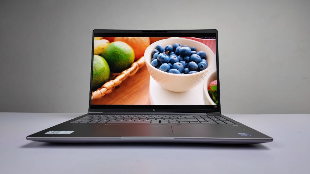 Đánh giá HP ZBook X G1i 16: Màn hình IPS 1600p 120 Hz chống chói, màu P3 chính xác, kèm webcam 5 MP với IR và loa stereo cho trải nghiệm hình ảnh và video call tốt.