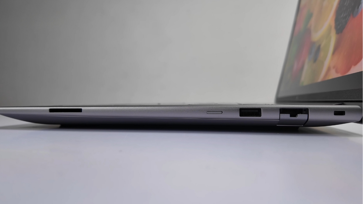 Đánh giá HP ZBook X G1i 16: Hệ thống cổng kết nối phía bên phải với khe đọc thẻ SD, Nano SIM, USB-A, RJ-45, khe khóa bảo mật Nano và cổng AC.