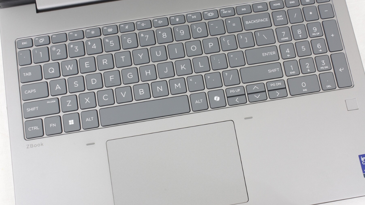 Đánh giá HP ZBook X G1i 16: Bàn phím và touchpad rộng rãi, bề mặt mịn, phản hồi tốt, trải nghiệm gõ và di chuột chính xác cho công việc di động.