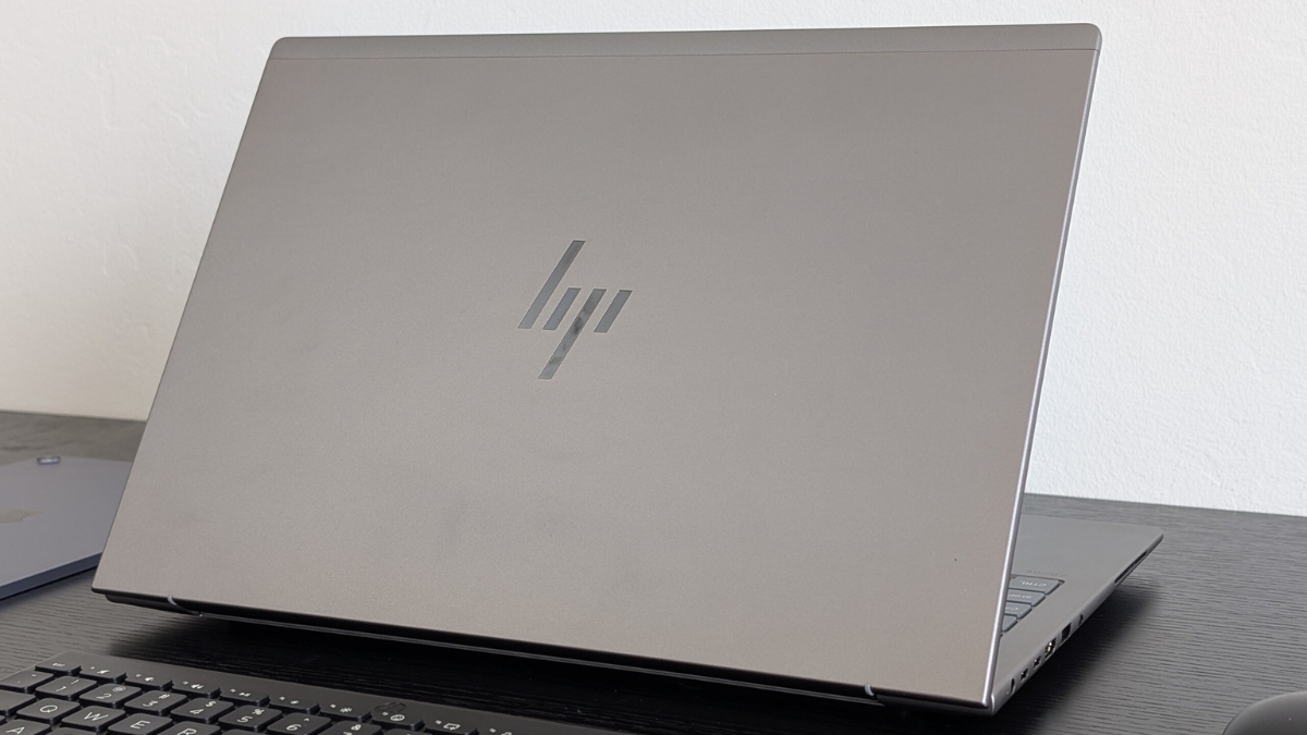 Đánh giá HP ZBook X G1i 16: Thiết kế kế thừa ZBook Power 16 G11, thân máy gọn nhẹ, chắc chắn, hoàn thiện tỉ mỉ và các cổng kết nối thuận tiện cho công việc di động.