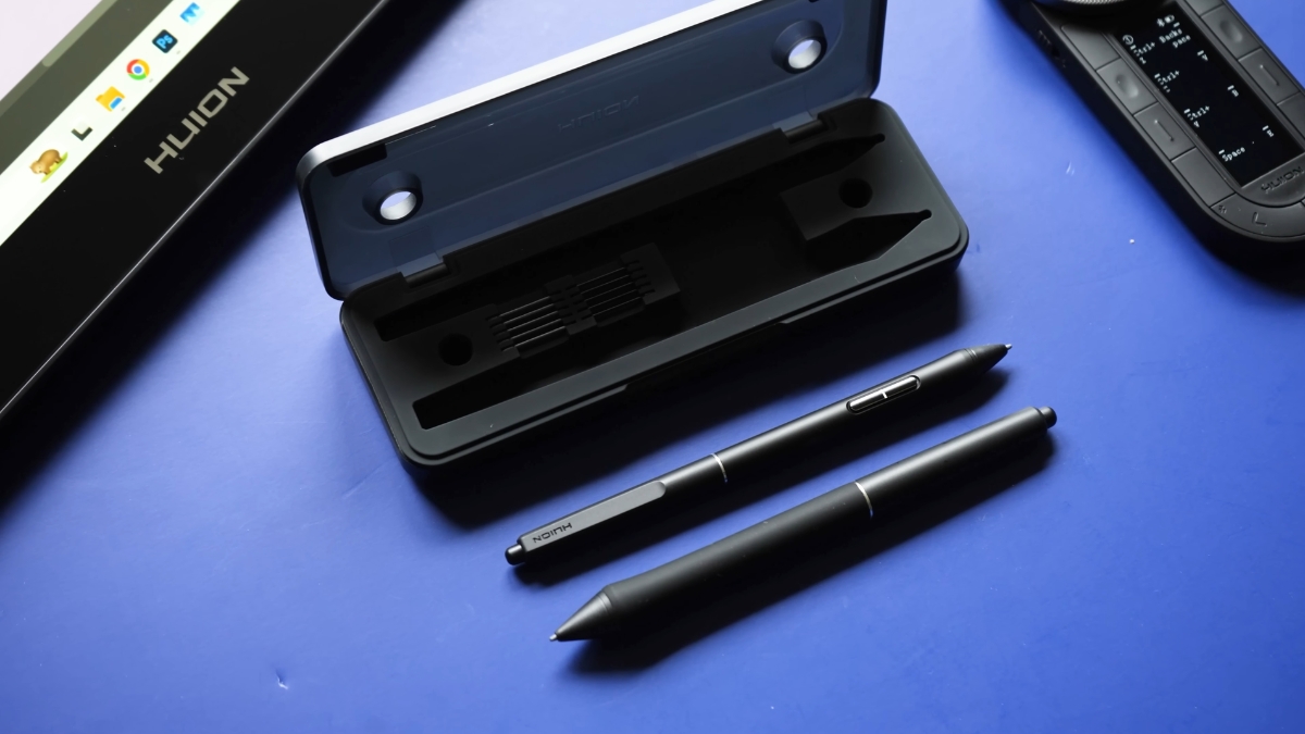 Đánh giá Huion Kamvas Pro 24 Gen 3 với hai bút stylus Pen PW600 và Slim Pen PW600S