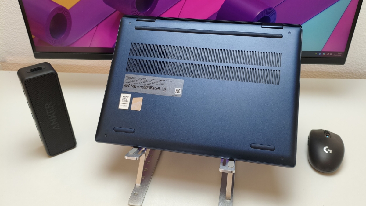 Đánh giá Lenovo IdeaPad 5 2 trong 1 14IPH11 với mặt đáy được hoàn thiện chắc chắn nhưng khó tháo lắp