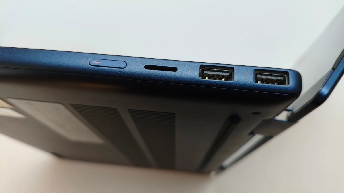 Đánh giá Lenovo IdeaPad 5 2 trong 1 14IPH11 với cạnh phải chứa USB-A và đầu đọc thẻ microSD
