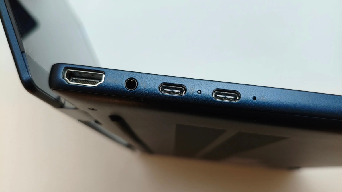 Đánh giá Lenovo IdeaPad 5 2 trong 1 14IPH11 với cạnh trái chứa cổng HDMI và USB-C