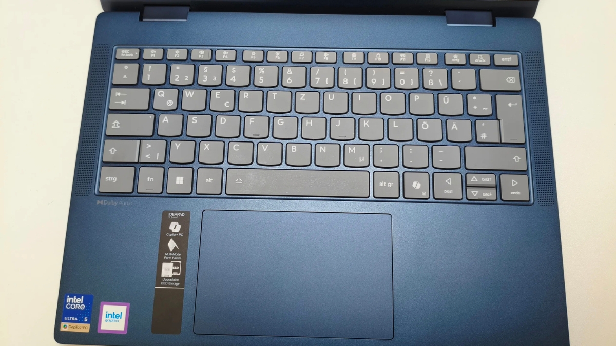 Đánh giá Lenovo IdeaPad 5 2 trong 1 14IPH11 với bàn phím có đèn nền và touchpad kích thước lớn