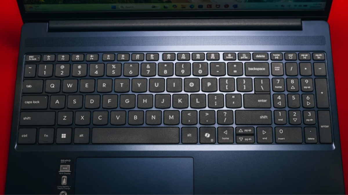 Đánh giá Lenovo IdeaPad Slim 3i 15 (2026) với bàn phím và touchpad nhựa