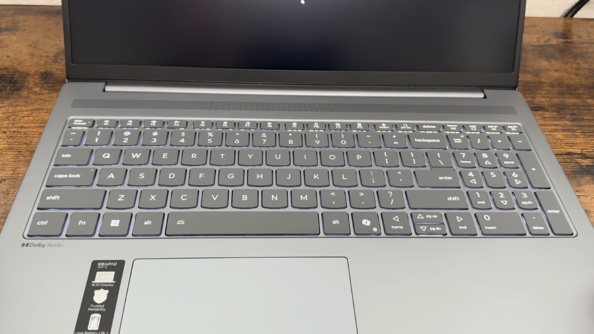 Đánh giá Lenovo IdeaPad Slim 5i Gen 10 với bàn phím thoải mái và touchpad mượt mà