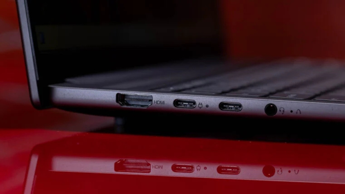 Đánh giá Lenovo IdeaPad Slim 5i Gen 10 với hệ thống cổng kết nối ở cạnh trái gồm USB-C, HDMI và jack tai nghe