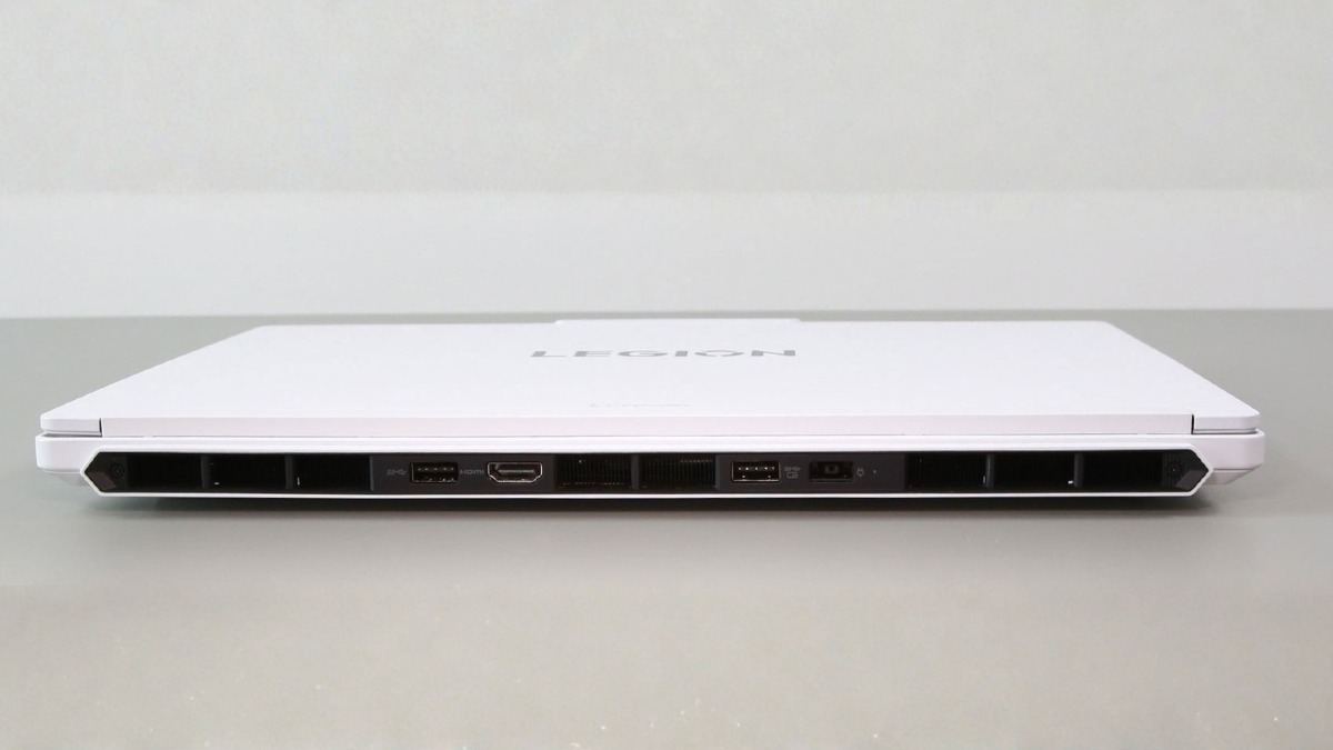 Đánh giá Lenovo Legion 5a 2026 với cổng kết nối phía sau