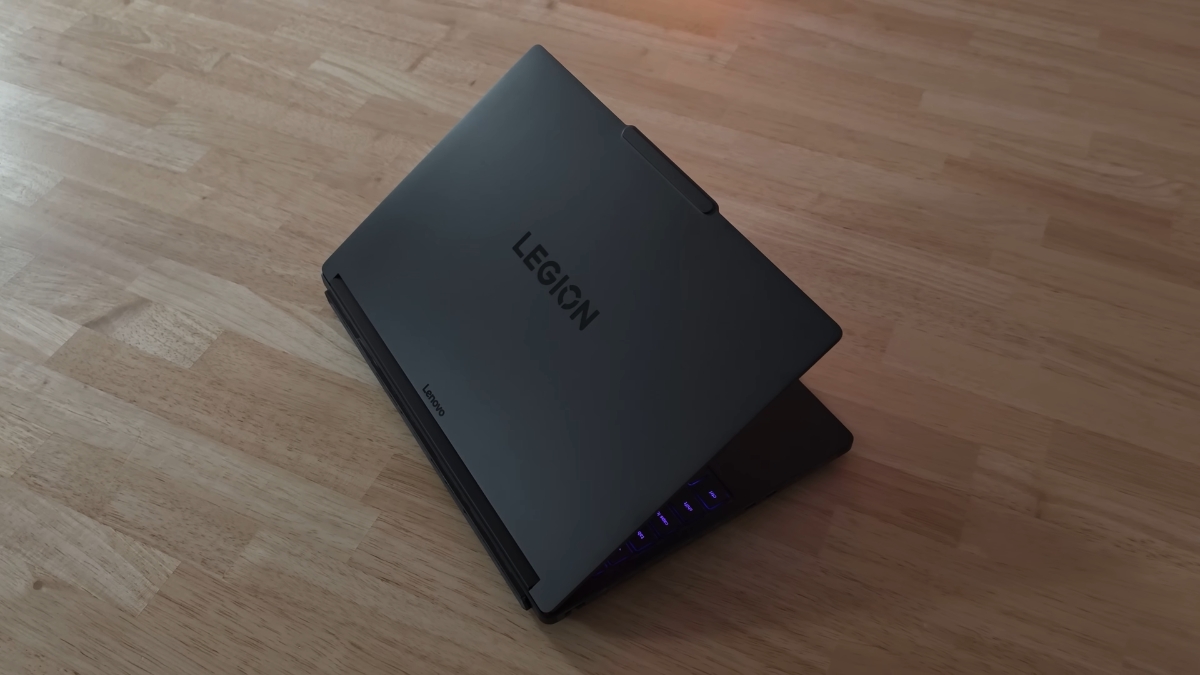 Đánh giá Lenovo Legion 5a Gen 11 với thiết kế tối giản, nắp kim loại và độ hoàn thiện tổng thể