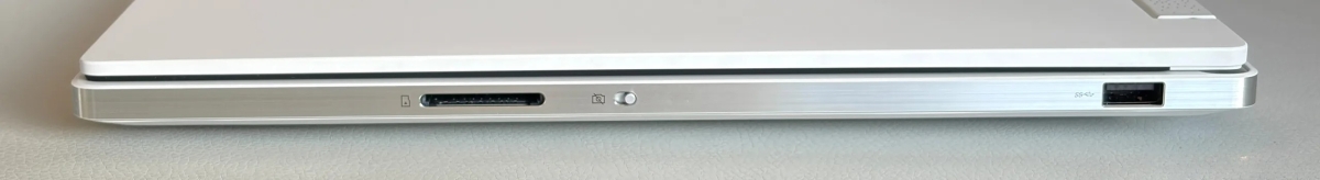 Đánh giá Lenovo Legion 7a 16 G11 với USB-A 3.2 Gen 1 và khe thẻ SD tốc độ cao ở cạnh phải hỗ trợ làm nội dung