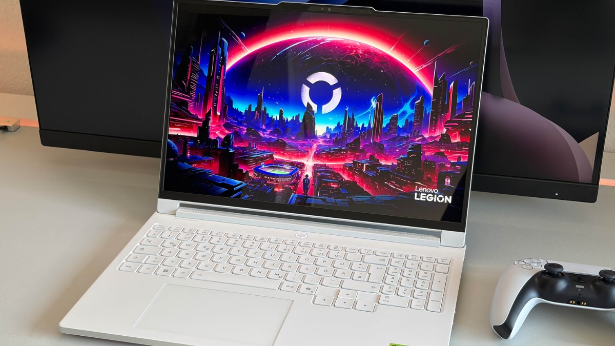 Đánh giá Lenovo Legion 7a 16 G11 với khung máy cứng cáp và bản lề mở 180 độ