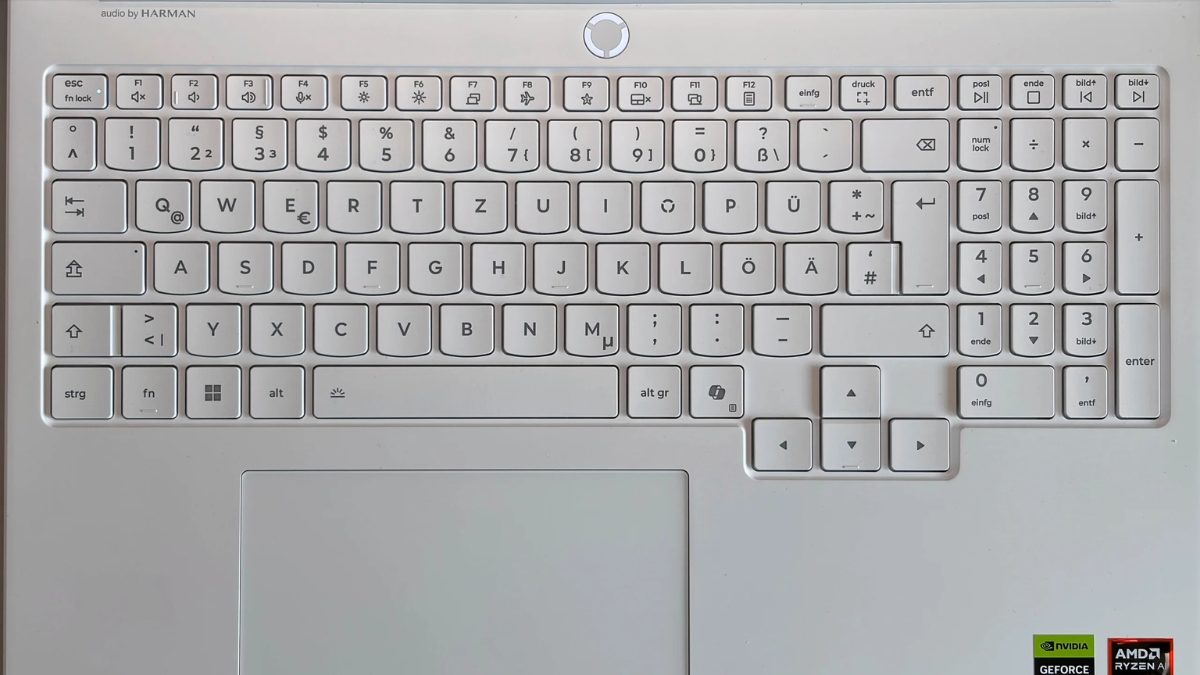 Đánh giá Lenovo Legion 7a 16 G11 với bàn phím hành trình 1.6mm và touchpad kích thước lớn