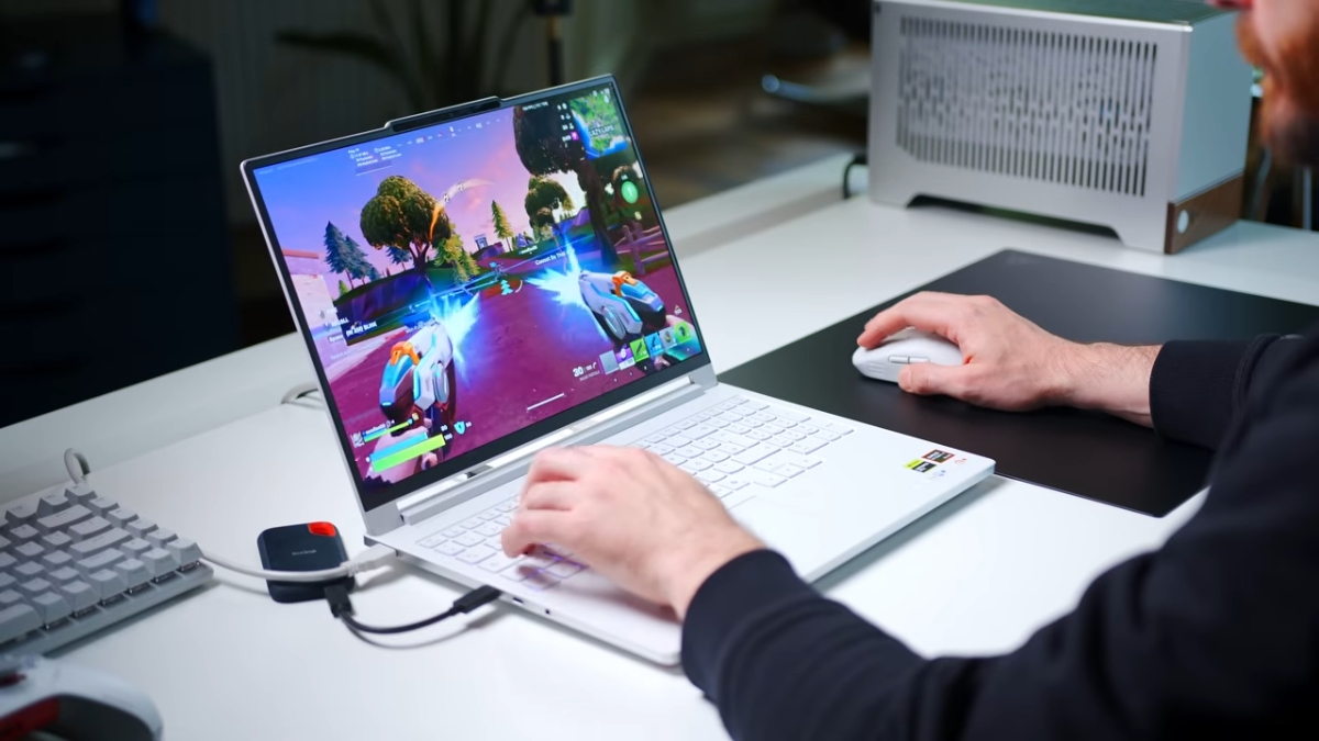 Đánh giá Lenovo Legion 7a 16 G11 với hệ thống 4 loa và webcam 5MP