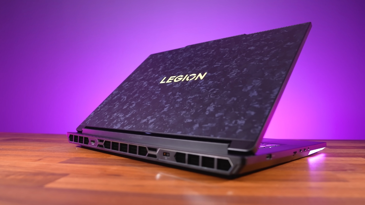 Đánh giá Lenovo Legion 9 18 với nắp nhám, hoàn thiện tinh tế và khung máy ổn định.