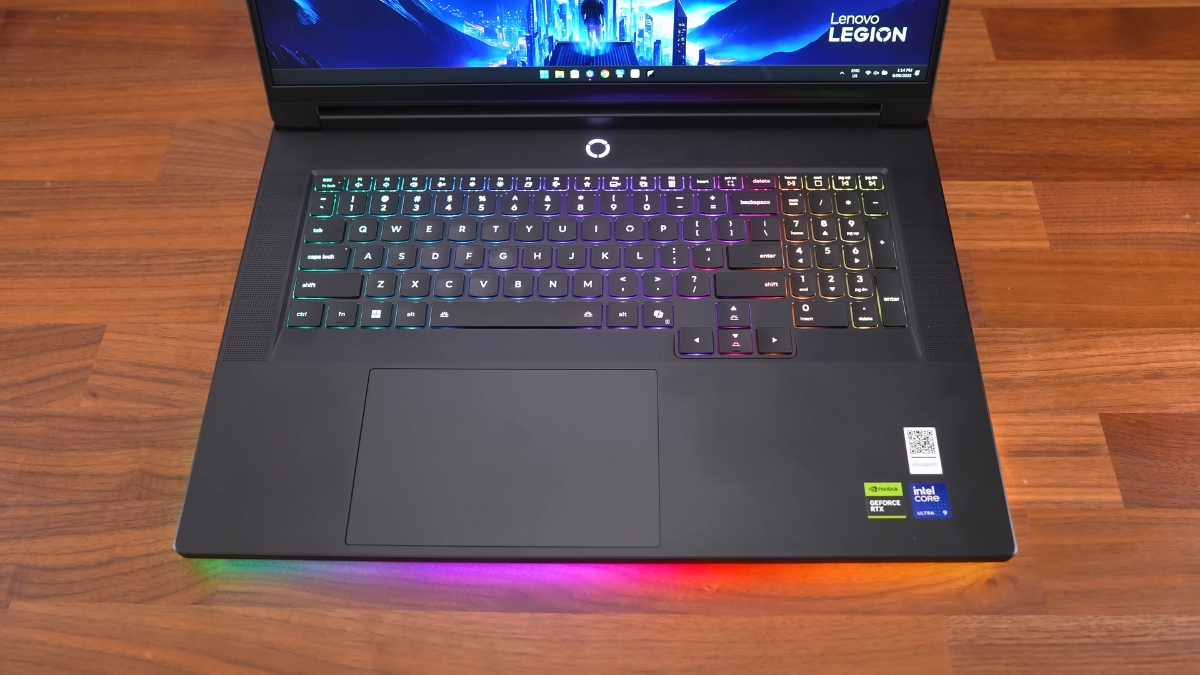 Đánh giá Lenovo Legion 9 18 với bàn phím RGB phản hồi tốt và touchpad rộng, chính xác.
