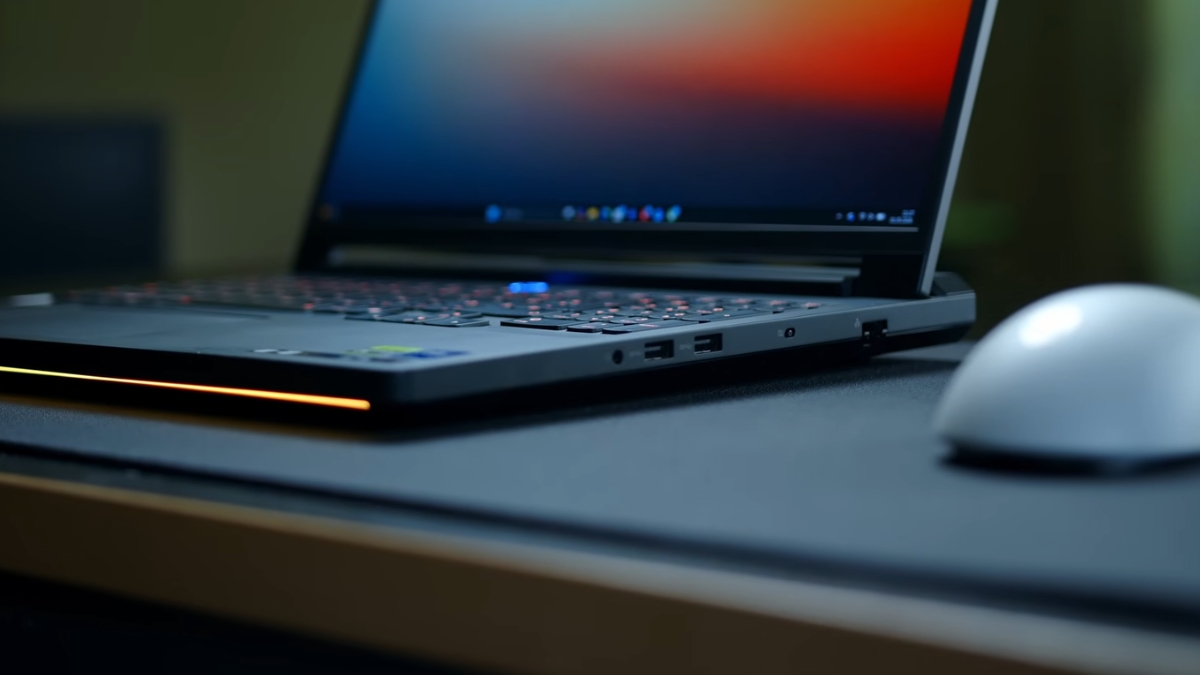Đánh giá Lenovo Legion Pro 7i 16 Gen 10 với hệ thống cổng kết nối đa dạng bên cạnh máy
