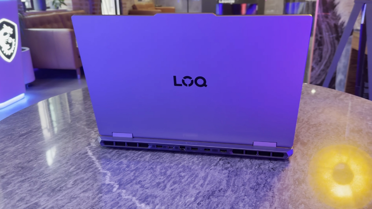 Đánh giá Lenovo LOQ 17IRX10 với thiết kế tối giản Luna Grey, khung nhựa chắc chắn và độ bền MIL-STD