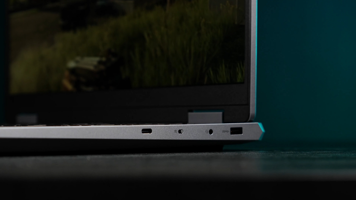 Đánh giá Lenovo LOQ 17IRX10 với cổng kết nối cạnh phải gồm USB-A, USB-C, jack 3.5 mm và nút E-shutter