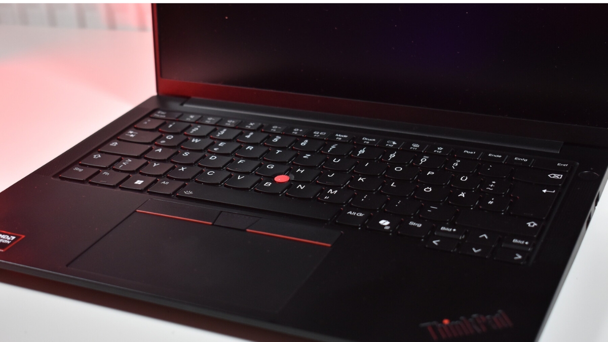 Đánh giá Lenovo ThinkPad E14 Gen 7 – bàn phím đặc trưng ThinkPad với layout hợp lý, hành trình phím sâu, LED hai mức sáng