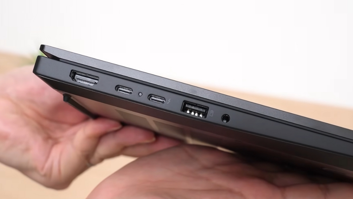 Đánh giá Lenovo ThinkPad E14 Gen 7, cạnh trái với HDMI, USB-C 3.2 Gen 1, cổng USB4, USB-A 3.2 Gen 1 và jack tai nghe 3.5 mm