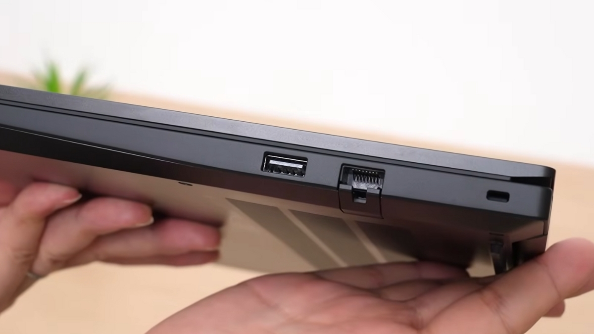 Đánh giá Lenovo ThinkPad E14 Gen 7, cạnh phải với USB-A 3.2 Gen 1, cổng RJ45 Ethernet và khe khóa Kensington