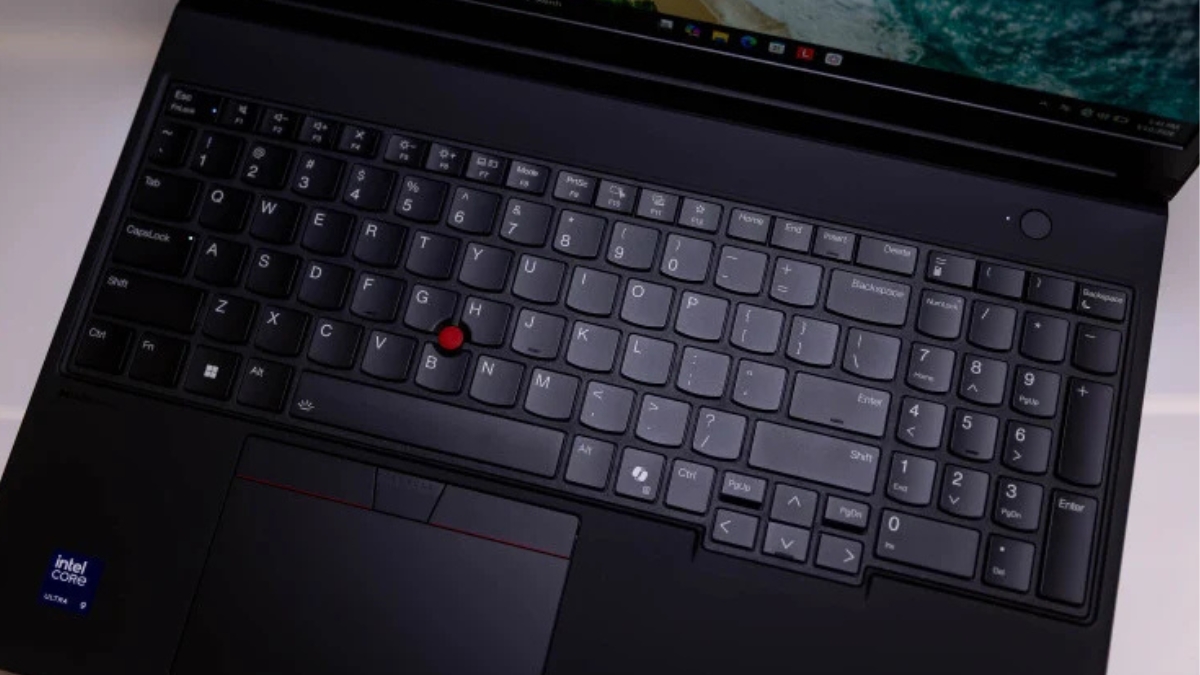 Đánh giá Lenovo ThinkPad P16 Gen 3 với bàn phím ThinkPad, TrackPoint đỏ và touchpad truyền thống