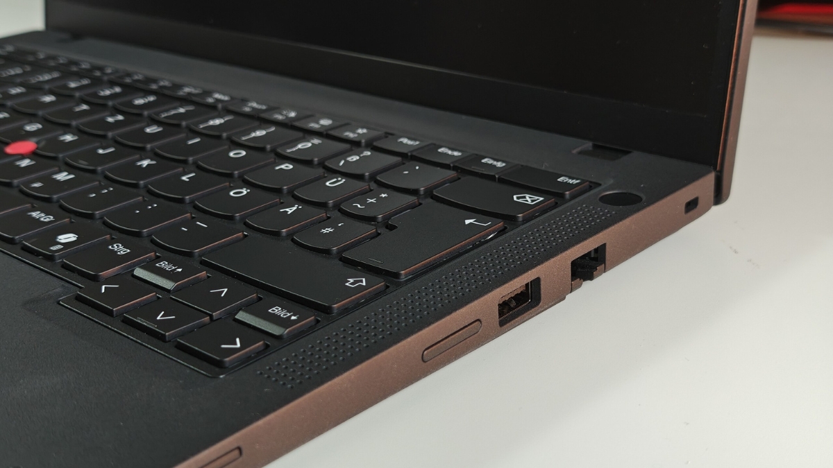 Đánh giá Lenovo ThinkPad T14 Gen 6 AMD với các cổng kết nối ở cạnh trái gồm USB-C, HDMI và USB-A