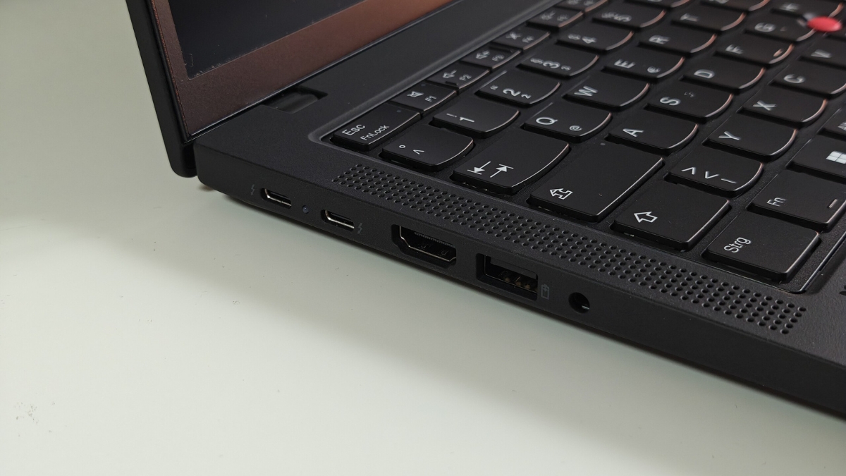 Đánh giá Lenovo ThinkPad T14 Gen 6 AMD với các cổng kết nối ở cạnh phải của máy như Ethernet và khóa Kensington