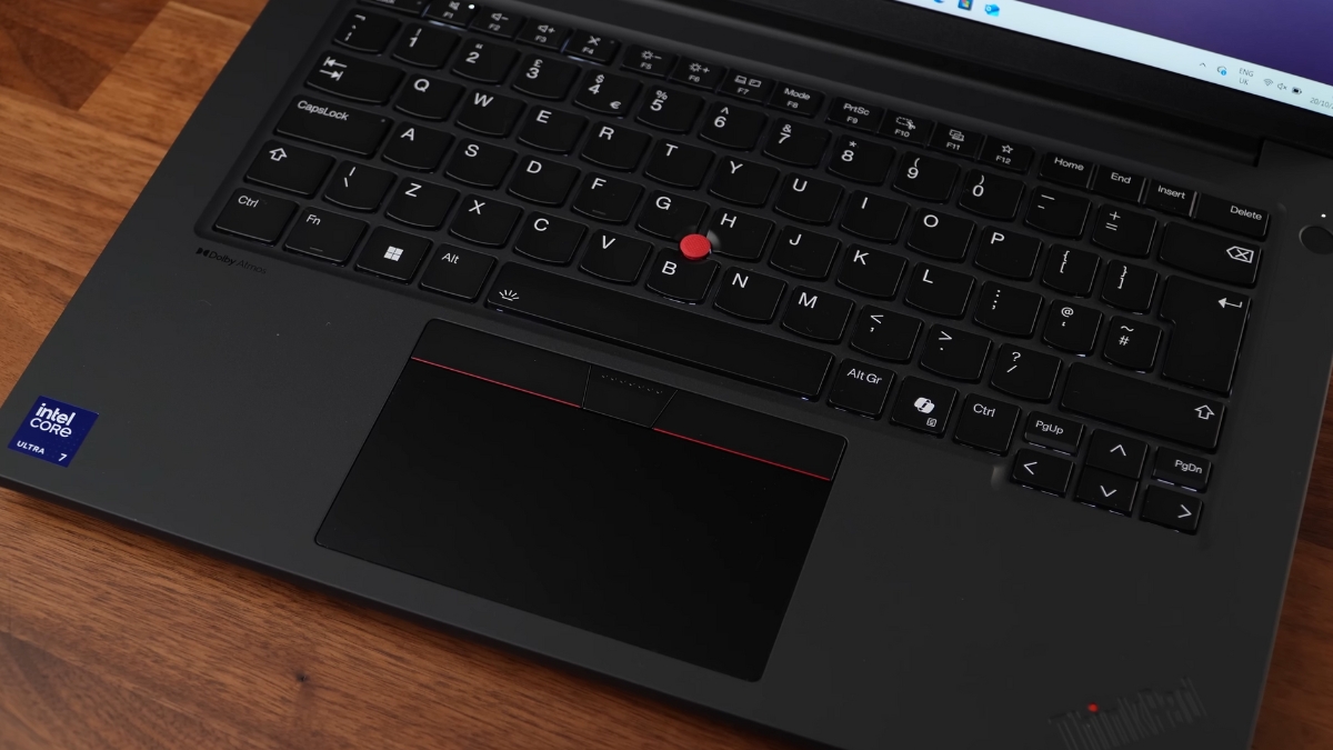 Bàn phím Lenovo ThinkPad T14 Gen 6 Intel cho trải nghiệm gõ dễ chịu, bố cục hợp lý và đèn nền tiện lợi trong điều kiện thiếu sáng.