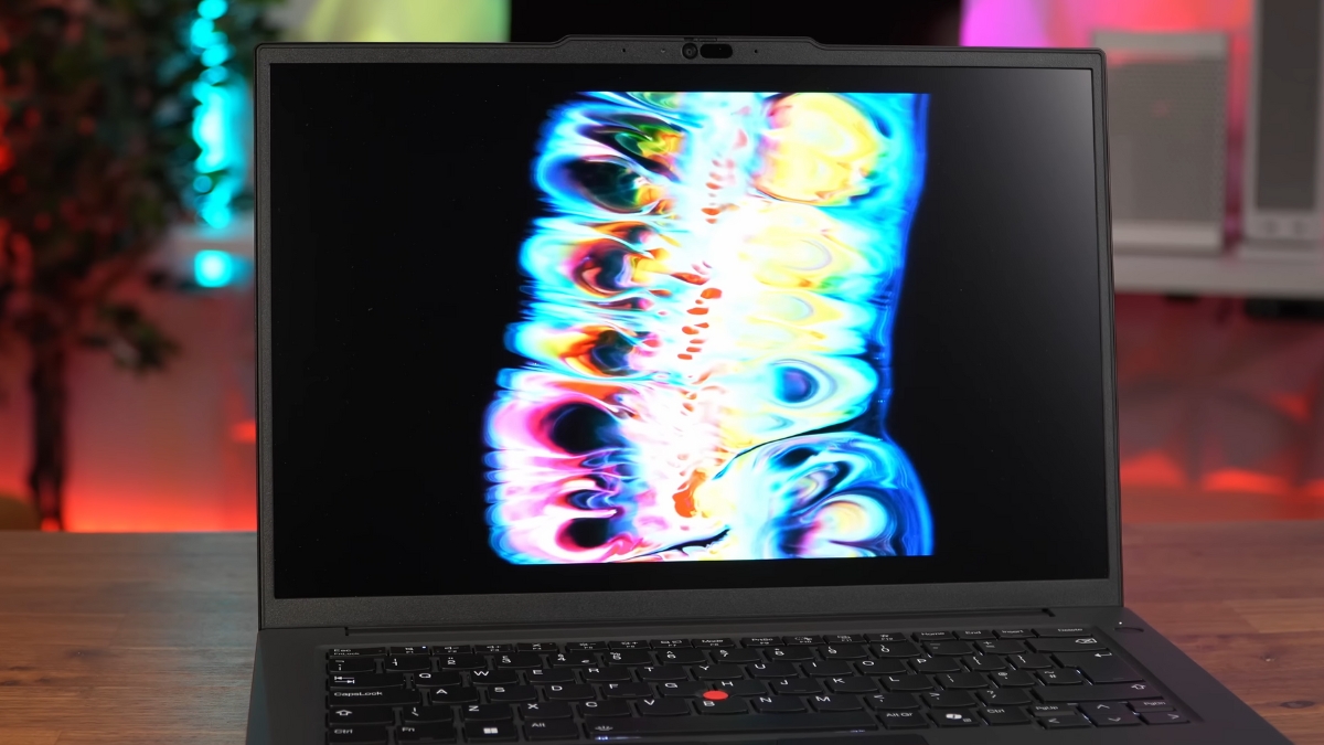 Đánh giá Lenovo ThinkPad T14 Gen 6 Intel với màn hình IPS LCD 14 inch WUXGA 1,920 x 1,200, tỷ lệ 16:10, bề mặt chống chói, các tùy chọn cảm ứng, tiết kiệm điện và ePrivacy, webcam 5.0 Mpix và loa stereo 2 W.