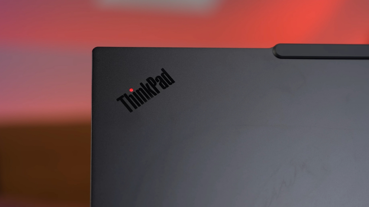 Đánh giá Lenovo ThinkPad T14 Gen 6 Intel với bàn phím thoải mái, touchpad nhạy, màn hình hiển thị rõ nét và hệ thống âm thanh ổn định, phù hợp cho công việc văn phòng và di chuyển liên tục.