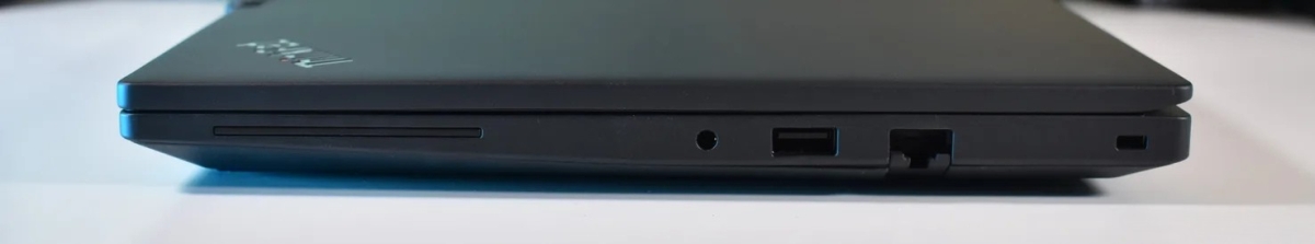 Đánh giá Lenovo ThinkPad T14 Gen 7 với cổng RJ45 Ethernet, USB-A 3.2 Gen 1, jack tai nghe 3.5 mm và khe khóa Kensington.