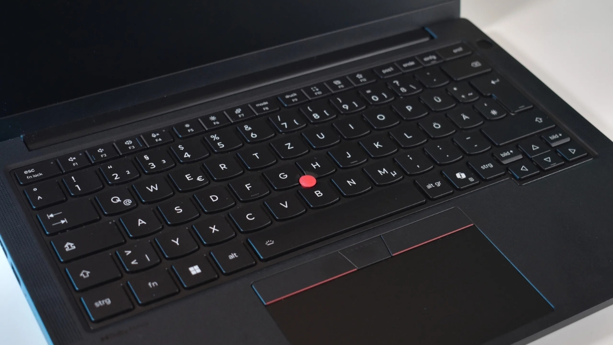 Đánh giá Lenovo ThinkPad T14 Gen 7 với bàn phím Chiclet, touchpad Mylar và TrackPoint đặc trưng.