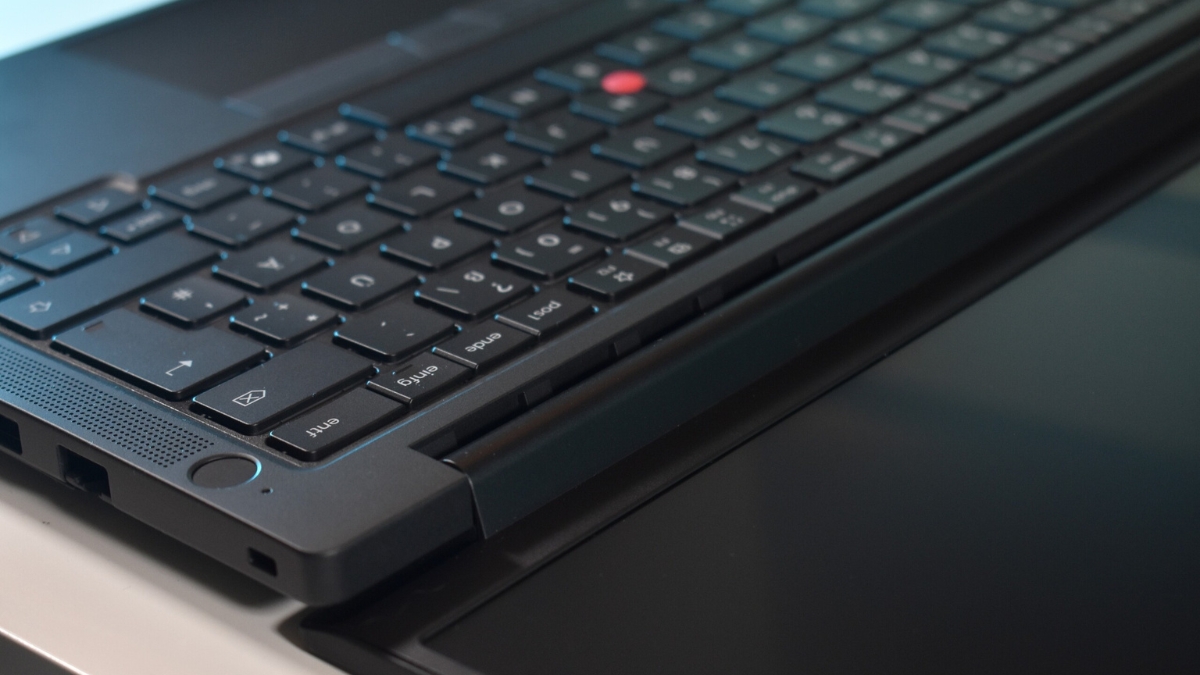 Đánh giá Lenovo ThinkPad T14 Gen 7 với bản lề mở 180 độ và khả năng mở máy bằng một tay.