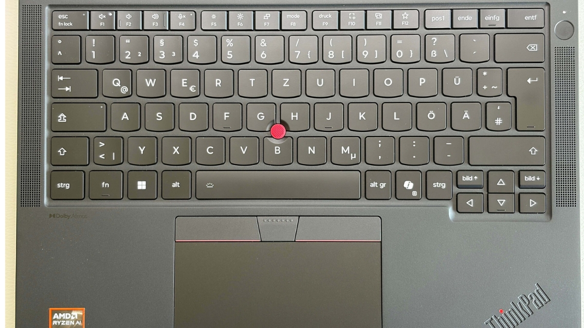 Đánh giá Lenovo ThinkPad T14s Gen 7 AMD với bàn phím và touchpad cho trải nghiệm thoải mái