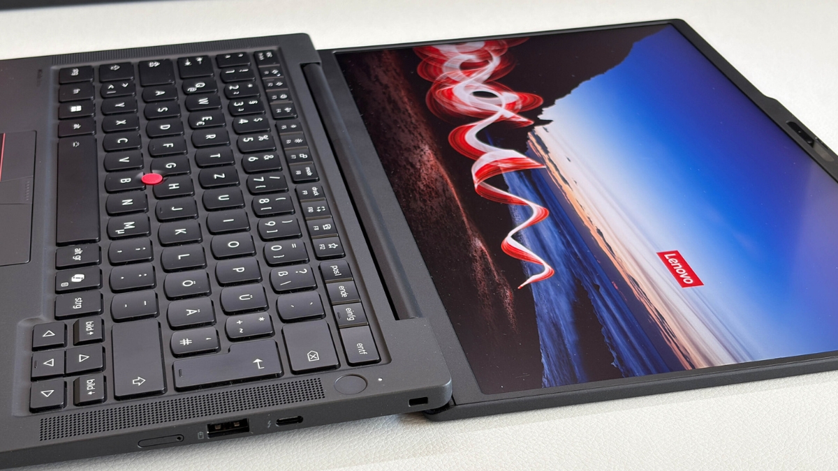 Đánh giá Lenovo ThinkPad T14s Gen 7 AMD với bản lề mở 180 độ và bề mặt nhám