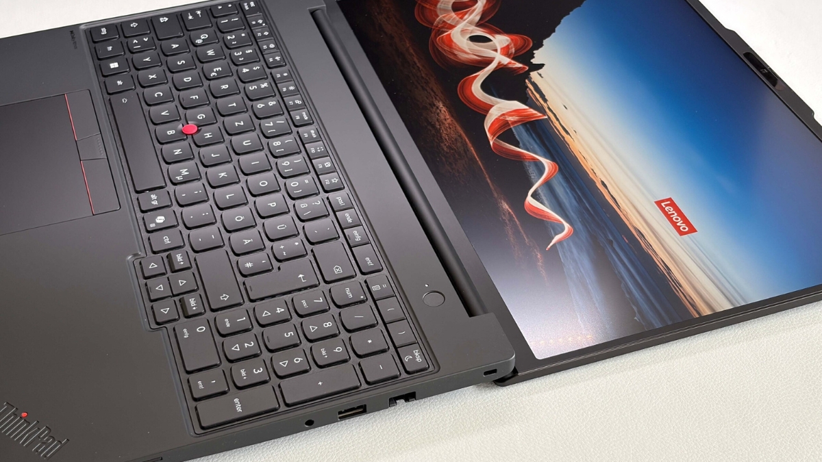 Đánh giá Lenovo ThinkPad T16 Gen 5 AMD với màn hình IPS có độ phủ màu hạn chế