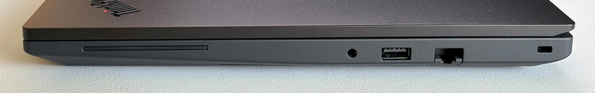 Đánh giá Lenovo ThinkPad T16 Gen 5 AMD với hệ thống cổng kết nối ở cạnh phải