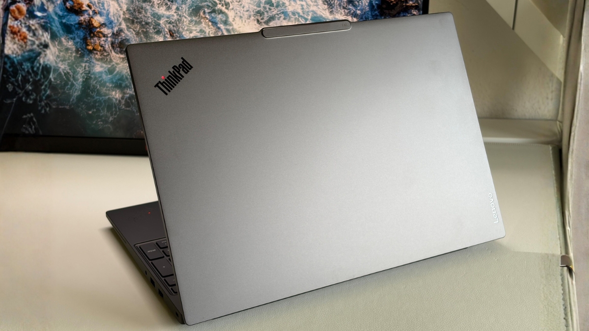 Đánh giá Lenovo ThinkPad T16 Gen 5 AMD: Đáng mua hơn bao giờ hết, ngoại trừ một chi tiết Đánh giá Lenovo ThinkPad T16 Gen 5 AMD: Đáng mua hơn bao giờ hết, ngoại trừ một chi tiết