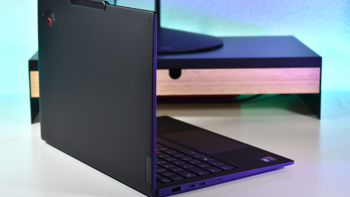 Đánh giá Lenovo ThinkPad X1 Carbon Gen 13 trong bối cảnh sử dụng thực tế của người dùng văn phòng cao cấp, ưu tiên pin, nhiệt độ và trải nghiệm làm việc ổn định lâu dài