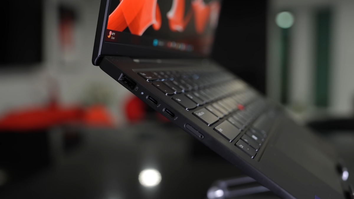 Đánh giá Lenovo ThinkPad X1 Carbon Gen 13 với các cổng kết nối cạnh trái gồm USB-A 3.2 Gen 1, Thunderbolt 4 và khe nanoSIM hỗ trợ WWAN 5G