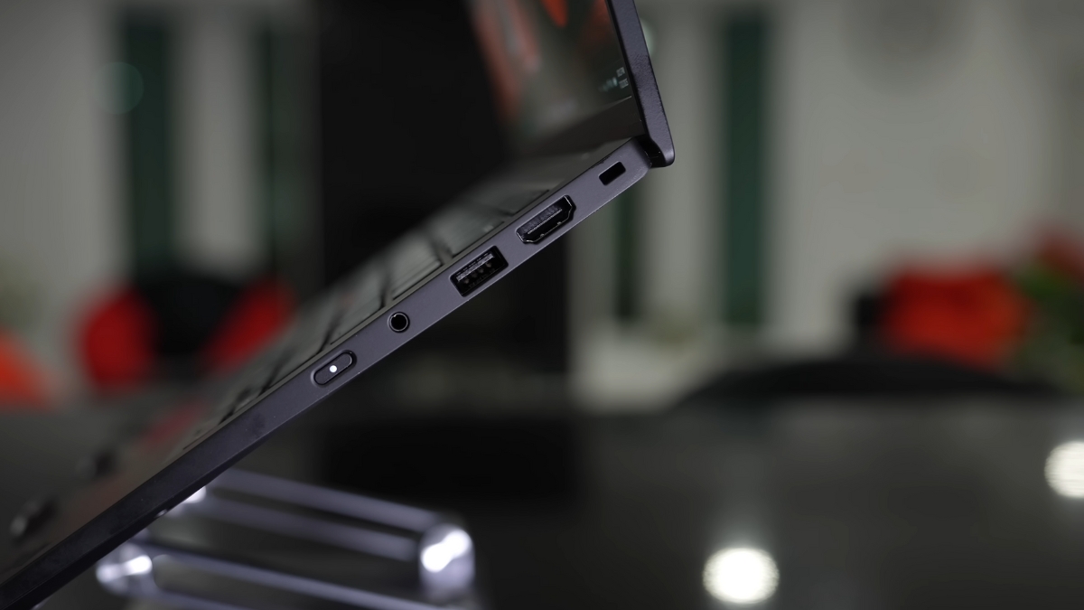 Đánh giá Lenovo ThinkPad X1 Carbon Gen 13 với bố trí cổng kết nối cạnh phải gồm jack tai nghe 3.5mm, USB-A, HDMI và khe khoá Kensington