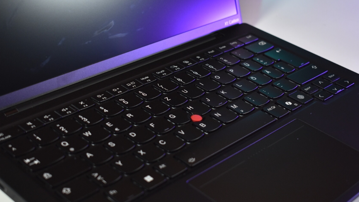 Đánh giá Lenovo ThinkPad X1 Carbon Gen 13 với bàn phím, touchpad và TrackPoint mang DNA ThinkPad, hành trình phím tốt và cảm giác gõ xuất sắc