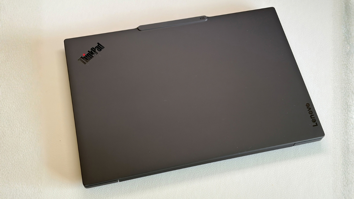 Đánh giá Lenovo ThinkPad X13 Gen 7 AMD với thân máy nhỏ gọn, nhẹ